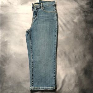NWOT Ladies Perfectly Slimming Cropped Levi’s jean